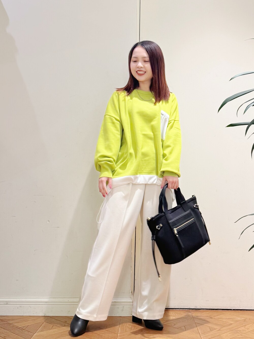 ホワイト系のその他パンツ、ブラック系のその他アウター、イエロー系のTシャツ/カットソーを着用したレディースの冬コーディネートの2枚目の写真