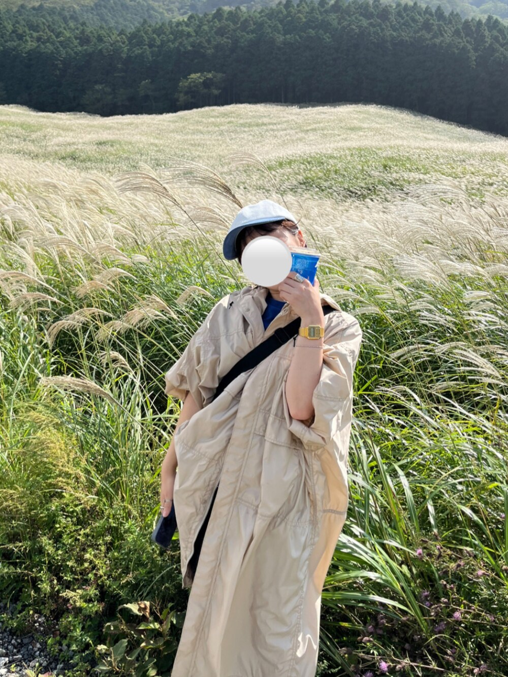 パープル系のパンツ、ベージュ系のその他アウター、ホワイト系のキャップを着用したレディースの秋コーディネートの2枚目の写真