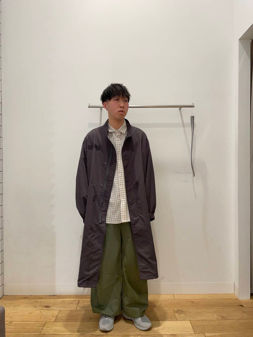 「シャツ、ワイドパンツ、チェックシャツ、カジュアル、カジュアルコーデ、ミリタリー、モッズコート、senseofplace、シャツコーデ、ミリタリーコーデ、ワイドパンツコーデ、ベイカーワイドパンツ」|「SENSE OF PLACE by URBAN RESEARCHの『ユニセックス』グラフチェックルーズシャツ(シャツ/ブラウス、ホワイト系)」を使った、yu-goさん(メンズ・171cm)の冬コーディネートの2枚目の写真