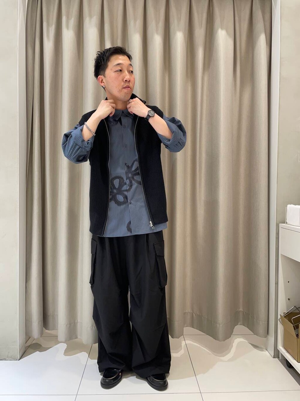 ブラック系のカーゴパンツ、ブルー系のシャツ/ブラウス、ブラック系のベストを着用したメンズの夏コーディネートの2枚目の写真