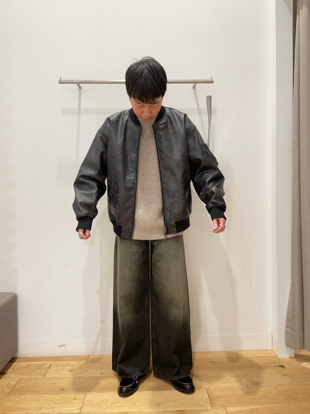 「僕と私の推しニット、ニツト、MA-1、デニム、ヴィンテージライク、ヴィンテージ、ブラック、ブラックコーデ、ブラックデニム」|「SENSE OF PLACE by URBAN RESEARCHのヴィンテージライクMA-1(MA-1、ブラック系)」を使った、yu-goさん(メンズ・171cm)の秋コーディネートの3枚目の写真