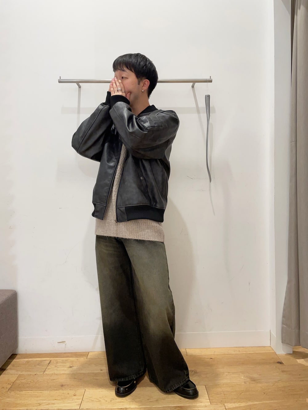 「僕と私の推しニット、ニツト、MA-1、デニム、ヴィンテージライク、ヴィンテージ、ブラック、ブラックコーデ、ブラックデニム」|「SENSE OF PLACE by URBAN RESEARCHのヴィンテージライクMA-1(MA-1、ブラック系)」を使った、yu-goさん(メンズ・171cm)の秋コーディネートの2枚目の写真