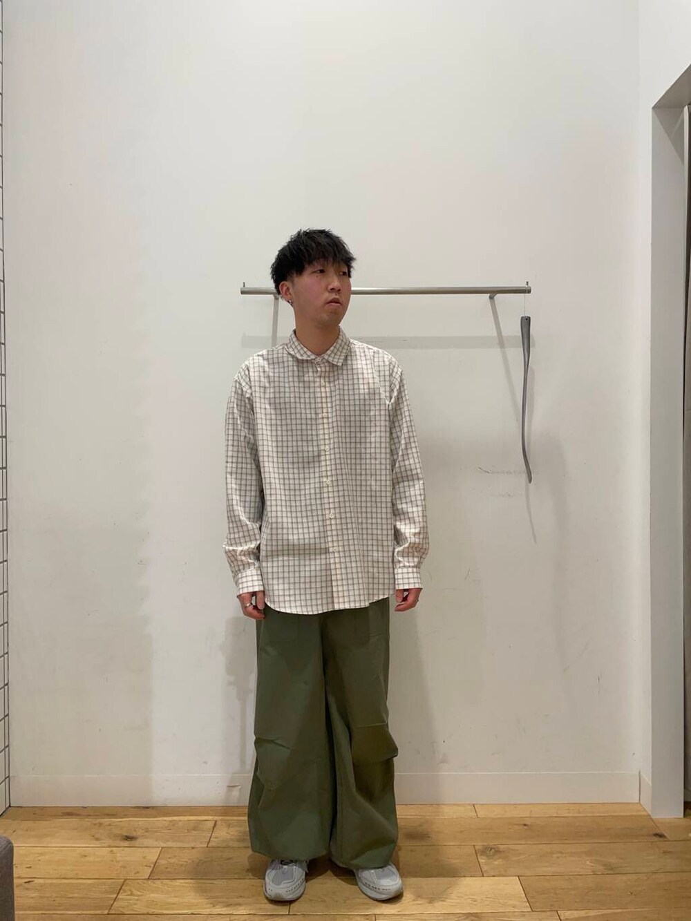 「シャツ、ワイドパンツ、チェックシャツ、カジュアル、カジュアルコーデ、ミリタリー、モッズコート、senseofplace、シャツコーデ、ミリタリーコーデ、ワイドパンツコーデ、ベイカーワイドパンツ」|「SENSE OF PLACE by URBAN RESEARCHの『ユニセックス』グラフチェックルーズシャツ(シャツ/ブラウス、ホワイト系)」を使った、yu-goさん(メンズ・171cm)の冬コーディネートの3枚目の写真