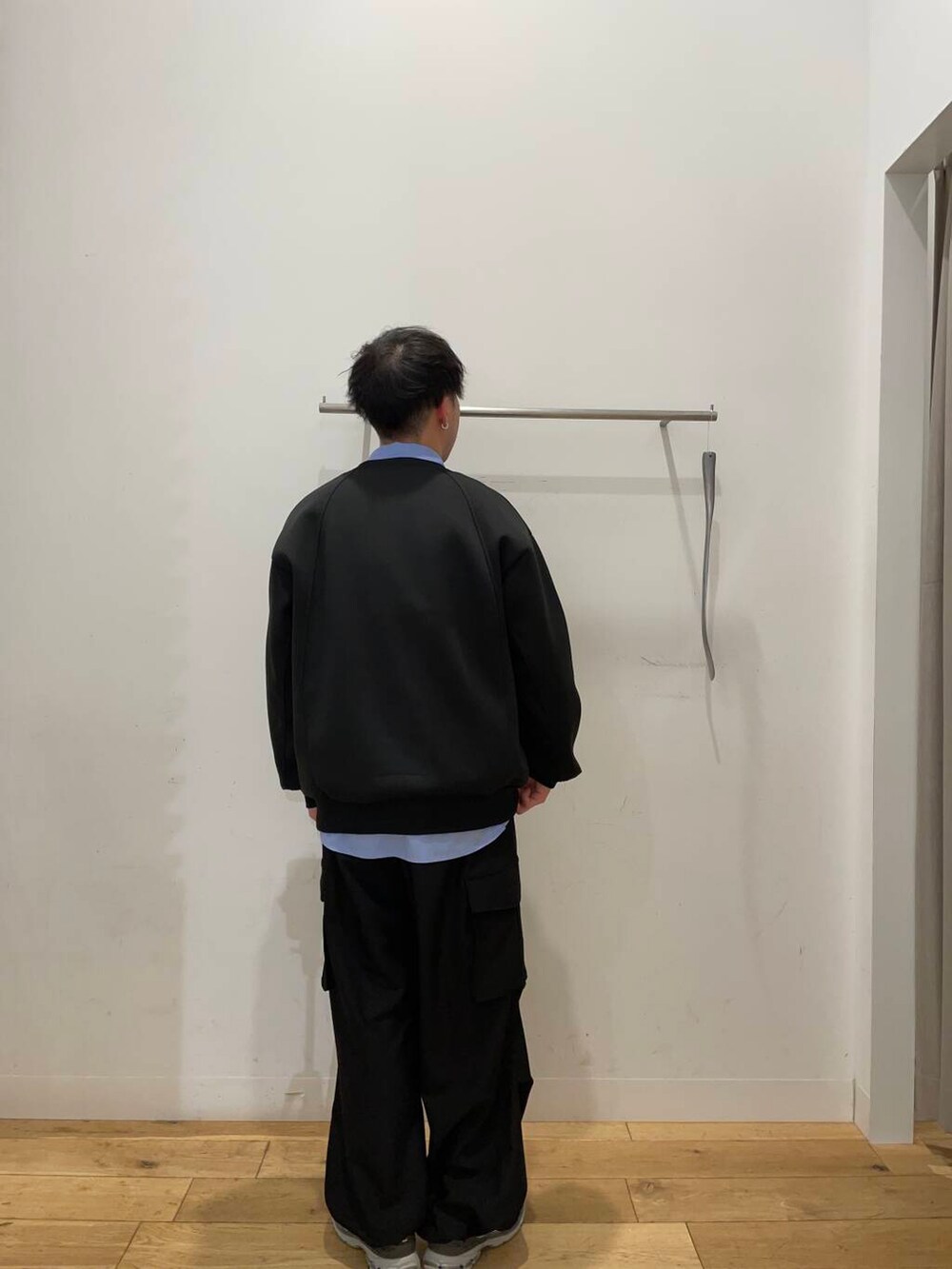 「シャツ、ワイドパンツ、カジュアル、モノトーン、カジュアルコーデ、スウェット、カーゴパンツ、ブラック、senseofplace、モノトーンコーデ、ブラックコーデ、スウェットコーデ、ワイドパンツコーデ、カーゴパンツコーデ、ワイドカーゴ」|「SENSE OF PLACE by URBAN RESEARCHの『ユニセックス』『セットアップ対応』ワイドカーゴパンツ(カーゴパンツ、ブラック系)」を使った、yu-goさん(メンズ・171cm)の冬コーディネートの2枚目の写真