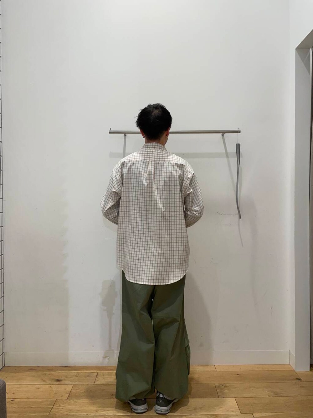 「シャツ、ワイドパンツ、チェックシャツ、カジュアル、カジュアルコーデ、ミリタリー、モッズコート、senseofplace、シャツコーデ、ミリタリーコーデ、ワイドパンツコーデ、ベイカーワイドパンツ」|「SENSE OF PLACE by URBAN RESEARCHの『ユニセックス』グラフチェックルーズシャツ(シャツ/ブラウス、ホワイト系)」を使った、yu-goさん(メンズ・171cm)の冬コーディネートの4枚目の写真