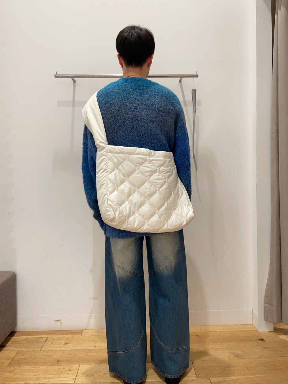 「僕と私の推しニット、ニット、デニム、ニットコーデ、デニムコーデ、カジュアル、カラーコーデ、ショルダーバッグ」|「SENSE OF PLACE by URBAN RESEARCHのラウンドパネルワイドデニム(デニムパンツ、ブルー系)」を使った、yu-goさん(メンズ・171cm)の秋コーディネートの2枚目の写真