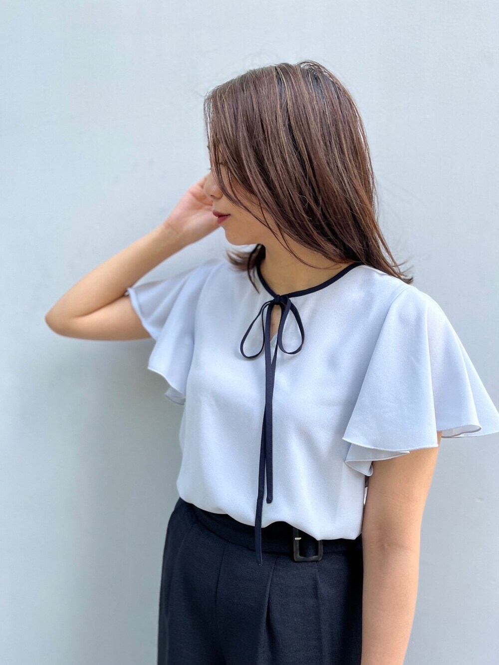 ブルー系のシャツ/ブラウス、ホワイト系のハンドバッグ、ホワイト系のサンダルを着用したレディースの春コーディネートの2枚目の写真