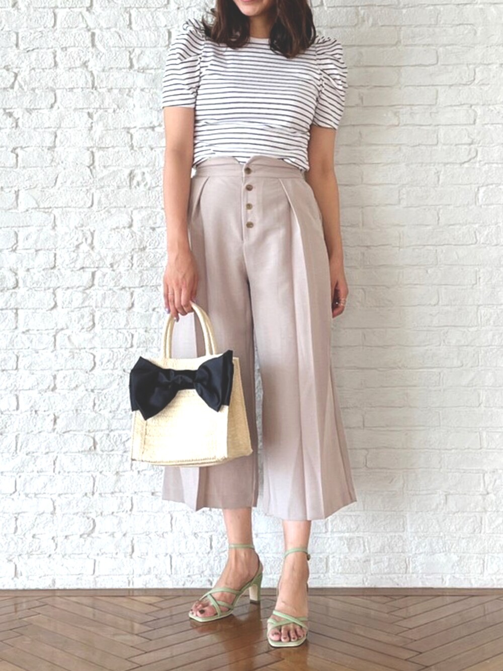 ホワイト系のTシャツ/カットソー、ベージュ系のその他パンツ、ベージュ系のトートバッグを着用したレディースの夏コーディネートの2枚目の写真
