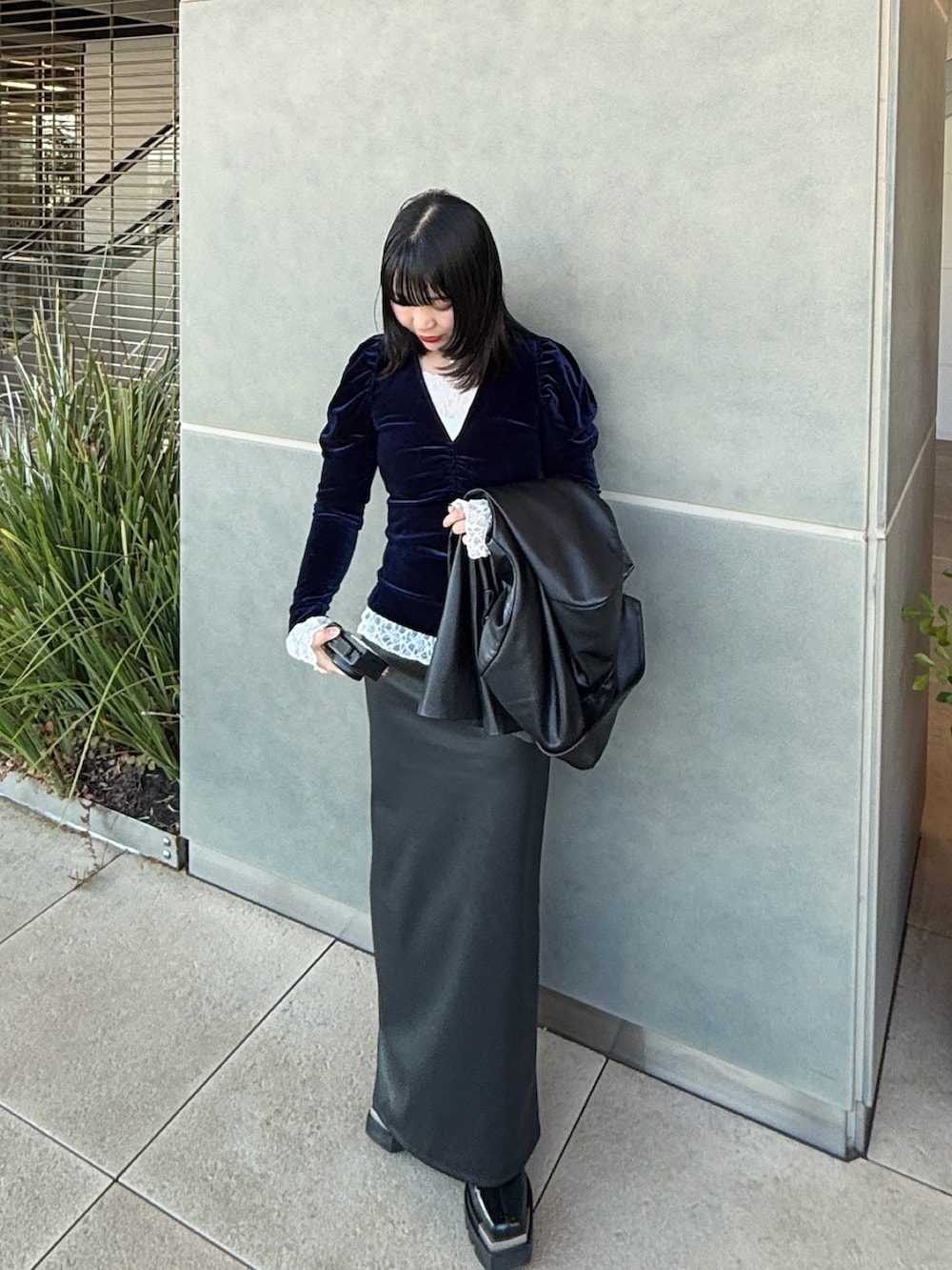 ホワイト系のTシャツ/カットソー、ブルー系のTシャツ/カットソー、ブラック系のスカートを着用したレディースの冬コーディネートの2枚目の写真