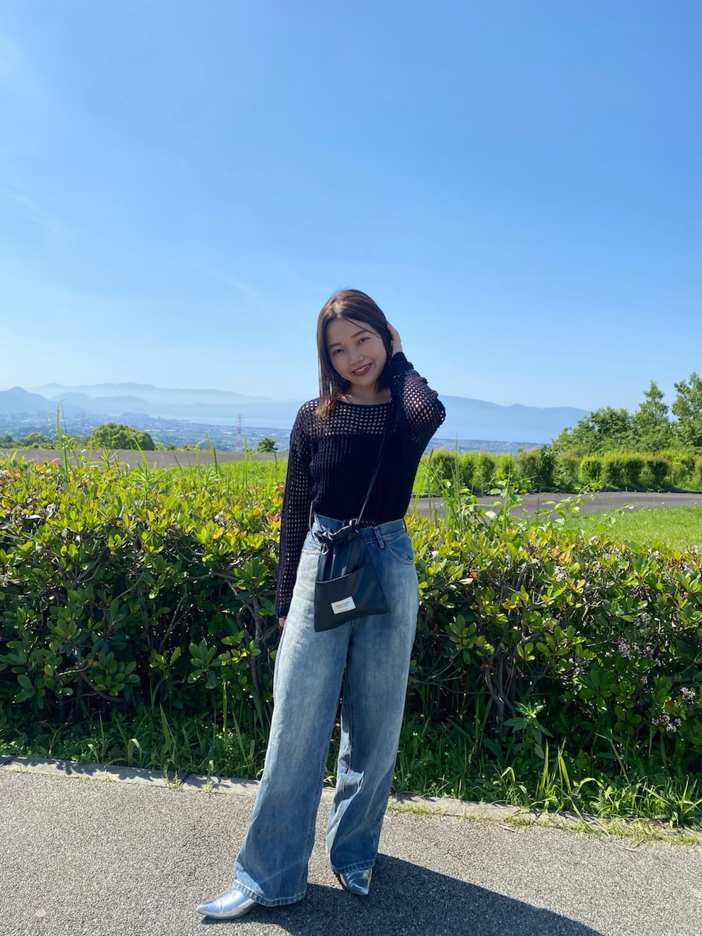 「オトナ女子、オトナカワイイ、オトナカジュアル、きれいめカジュアル、デニム、デニムパンツ、デニムコーデ、低身長、低身長コーデ、メッシュ、シンプルスタイル、骨格ウェーブ、いいね、save、フォローお願いします🤑、バケットハット、ブルべ」｜「LE MOREのメッシュニット（ニット/セーター、ブラック系）」を使った、yuukiさん（レディース・153cm）の春コーディネートの2枚目の写真