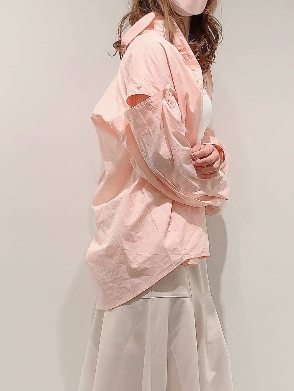 ホワイト系のキャミソール、ピンク系のシャツ/ブラウス、ホワイト系のスカートを着用したレディースの春コーディネートの3枚目の写真