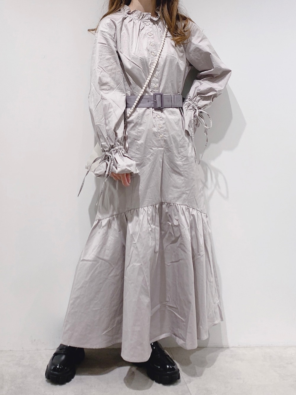 ホワイト系のカーディガン/ボレロ、グレー系のワンピース、ホワイト系のショルダーバッグを着用したレディースの秋コーディネートの2枚目の写真