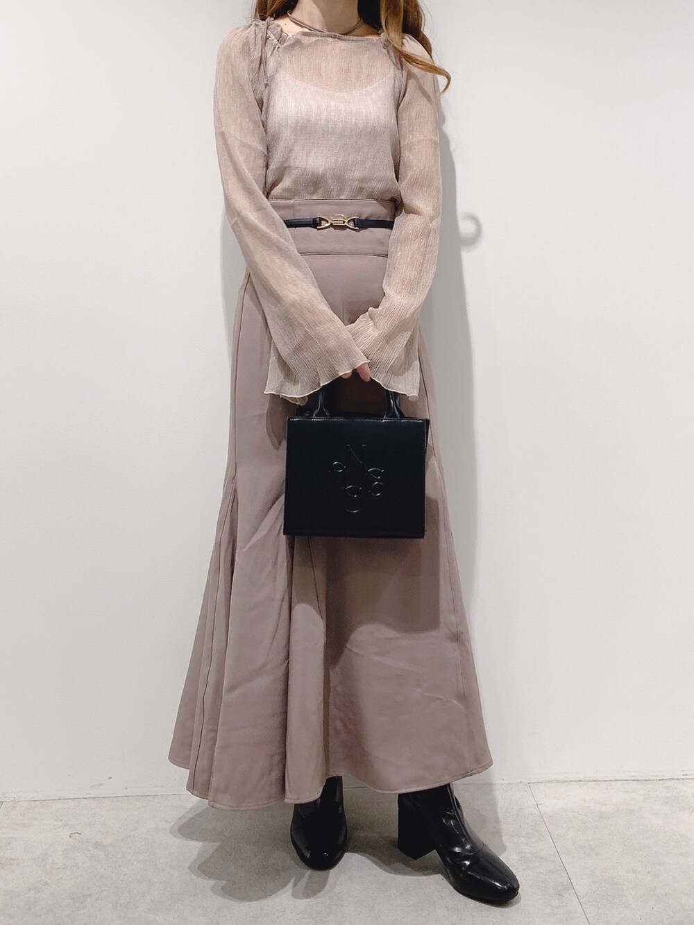 ブラウン系のトレンチコート、ブラウン系のシャツ/ブラウス、ブラウン系のスカートを着用したレディースの秋コーディネートの2枚目の写真