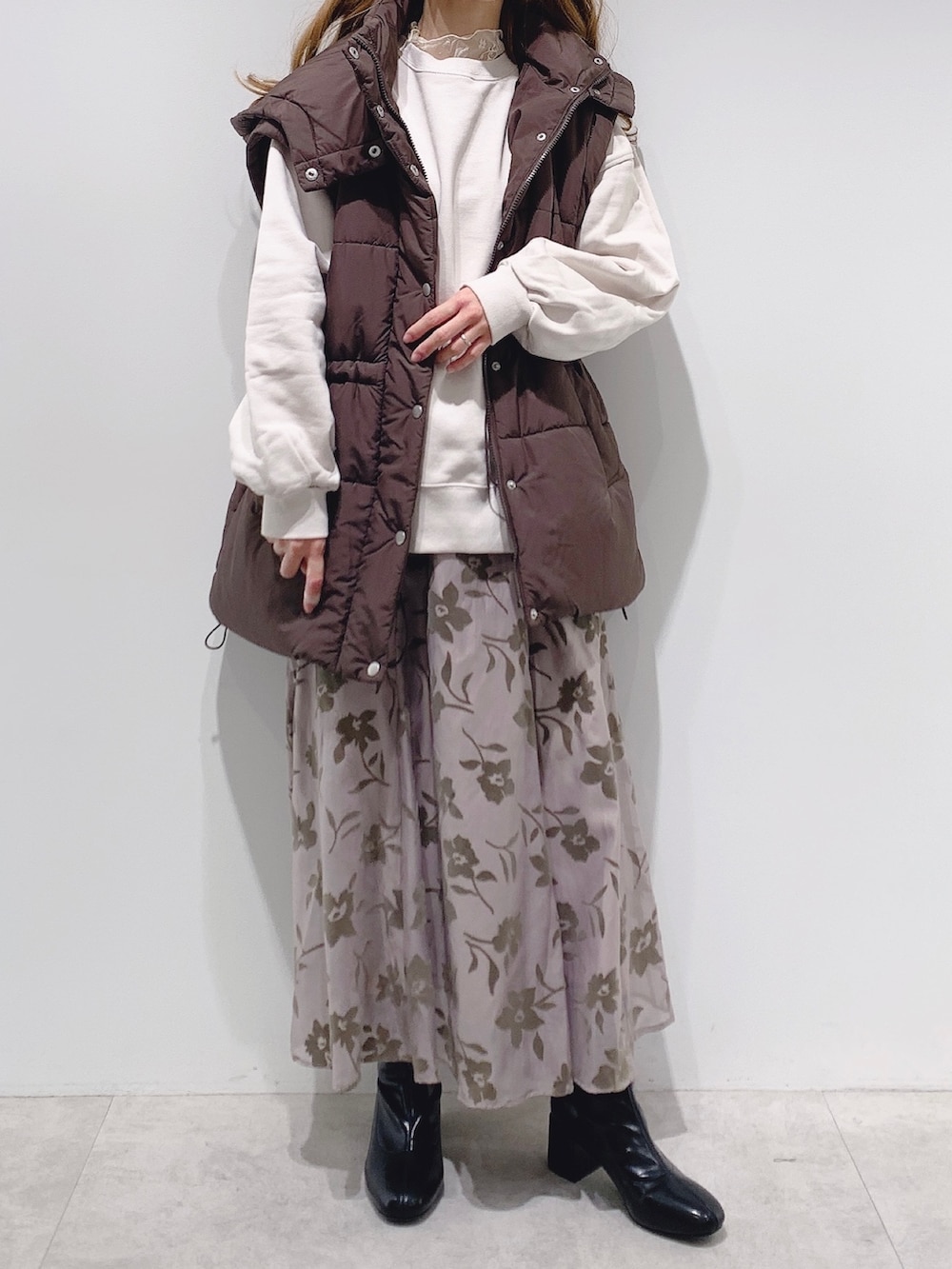 ホワイト系のTシャツ/カットソー、ブラウン系のダウンジャケット/コート、ホワイト系のスウェットを着用したレディースの秋コーディネートの2枚目の写真