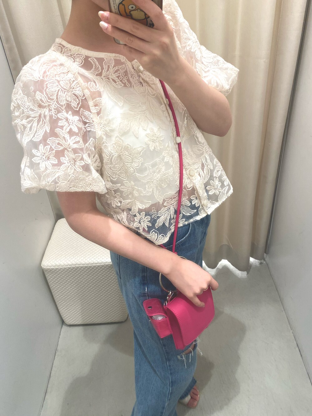 ホワイト系のシャツ/ブラウス、ピンク系のショルダーバッグ、ブルー系のデニムパンツを着用したレディースの春コーディネートの2枚目の写真