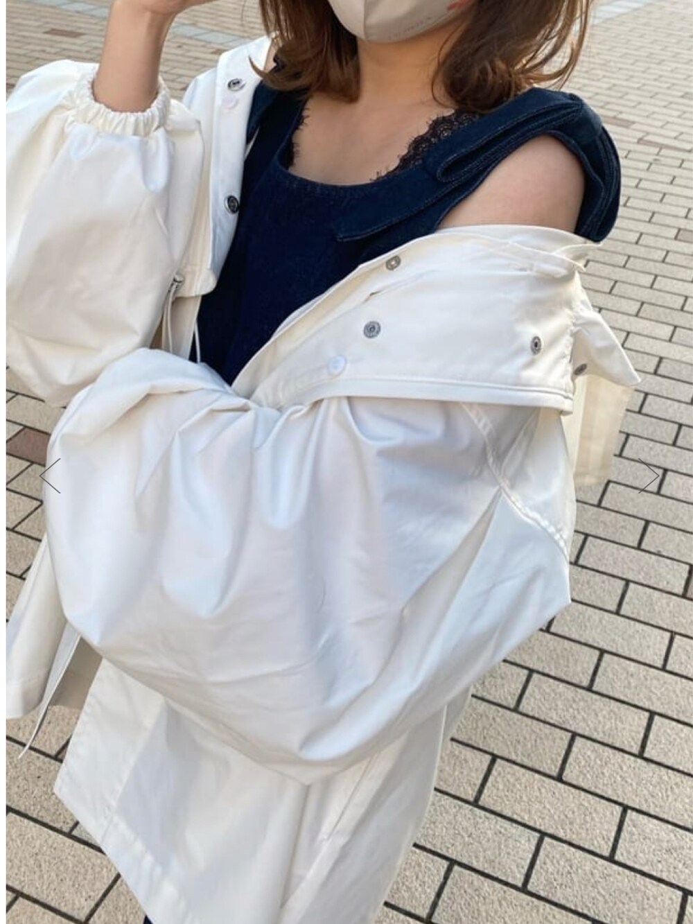 ホワイト系のマウンテンパーカーを着用したレディースの冬コーディネートの2枚目の写真