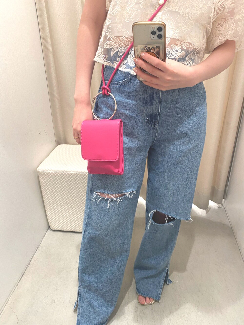 ホワイト系のシャツ/ブラウス、ピンク系のショルダーバッグ、ブルー系のデニムパンツを着用したレディースの春コーディネートの3枚目の写真