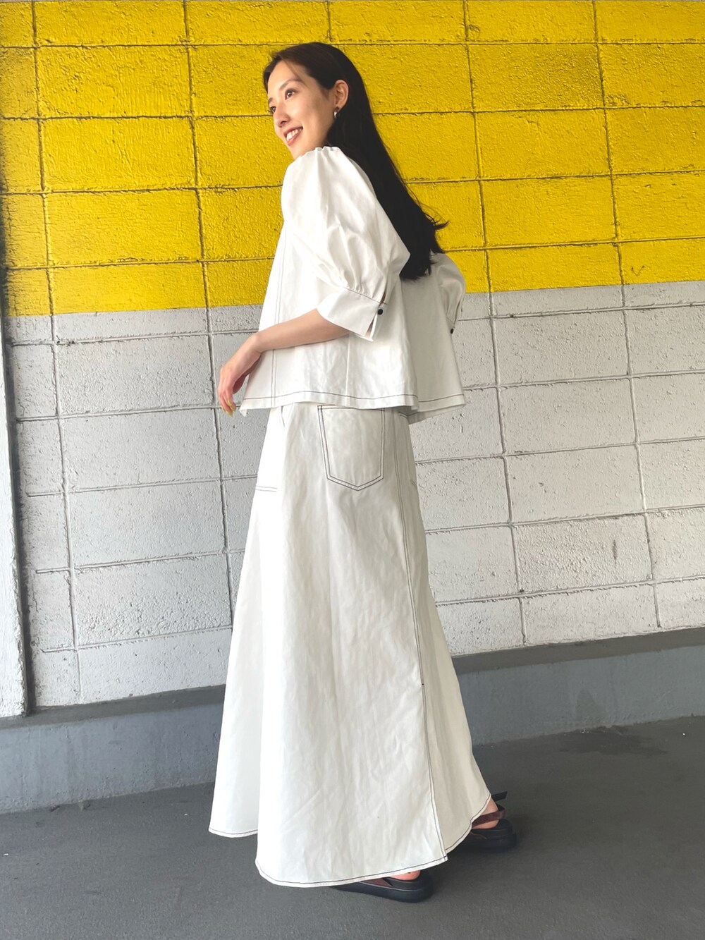 ホワイト系のシャツ/ブラウス、ホワイト系のスカートを着用したレディースの春コーディネートの2枚目の写真