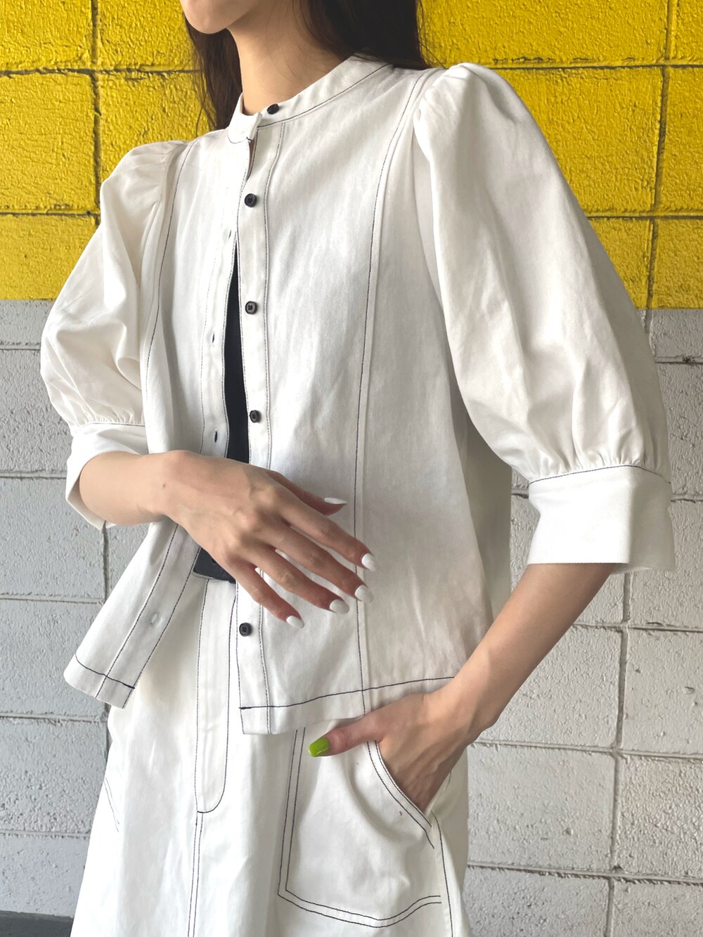 ホワイト系のシャツ/ブラウス、ホワイト系のスカートを着用したレディースの春コーディネートの3枚目の写真