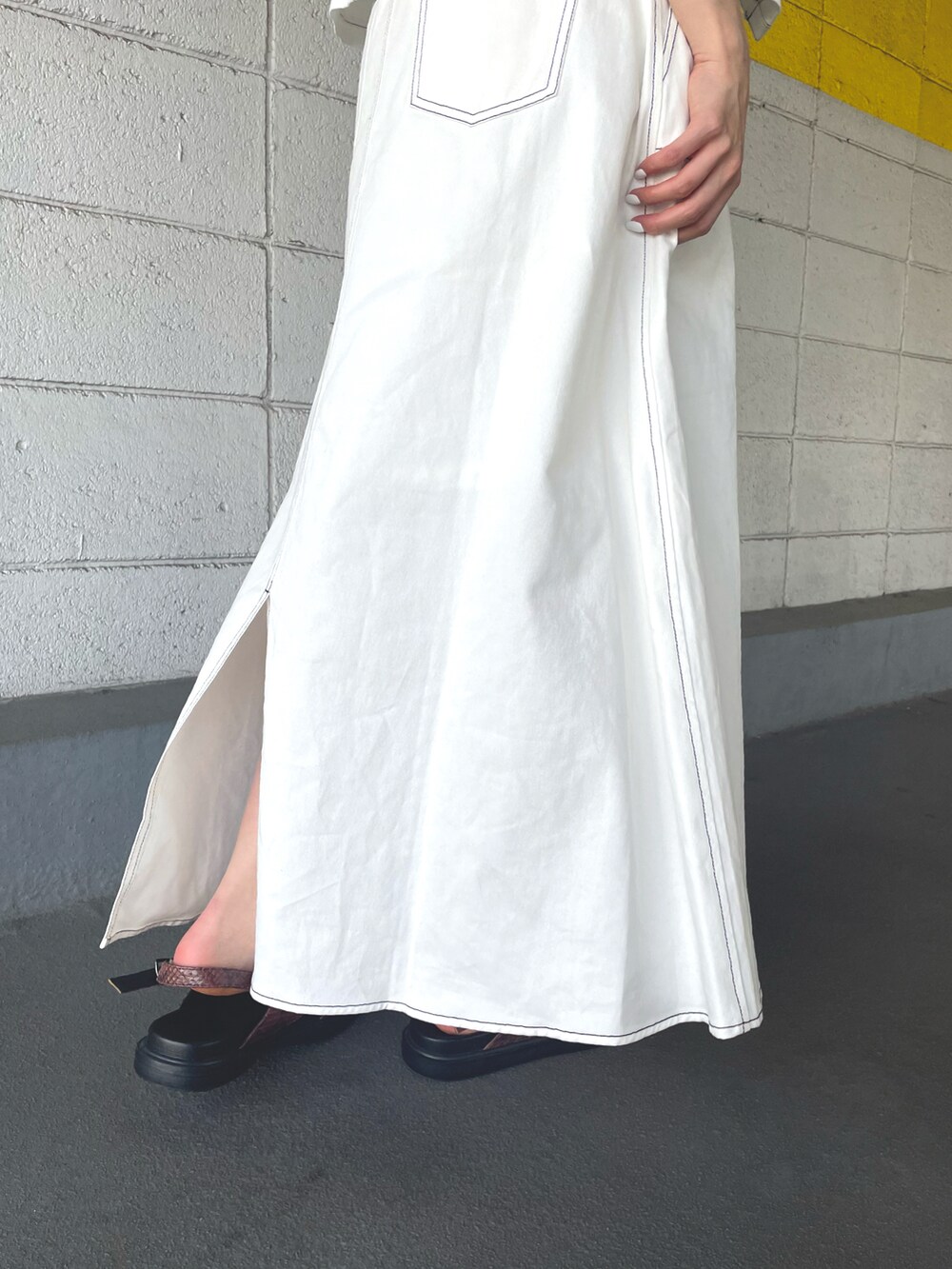 ホワイト系のシャツ/ブラウス、ホワイト系のスカートを着用したレディースの春コーディネートの4枚目の写真