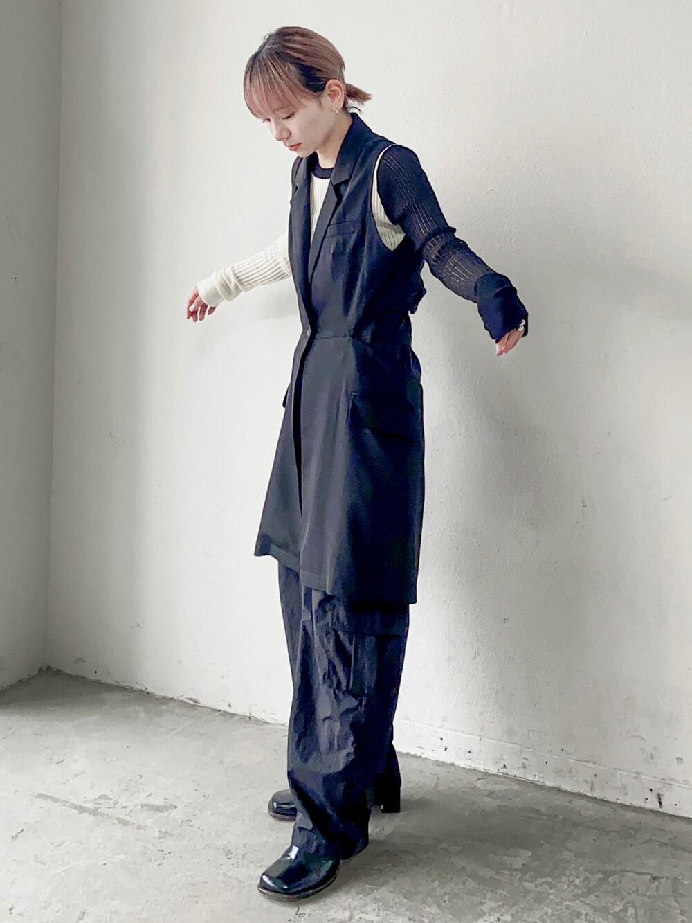 ブラック系のベスト、ホワイト系のニット/セーターを着用したメンズの秋コーディネートの3枚目の写真