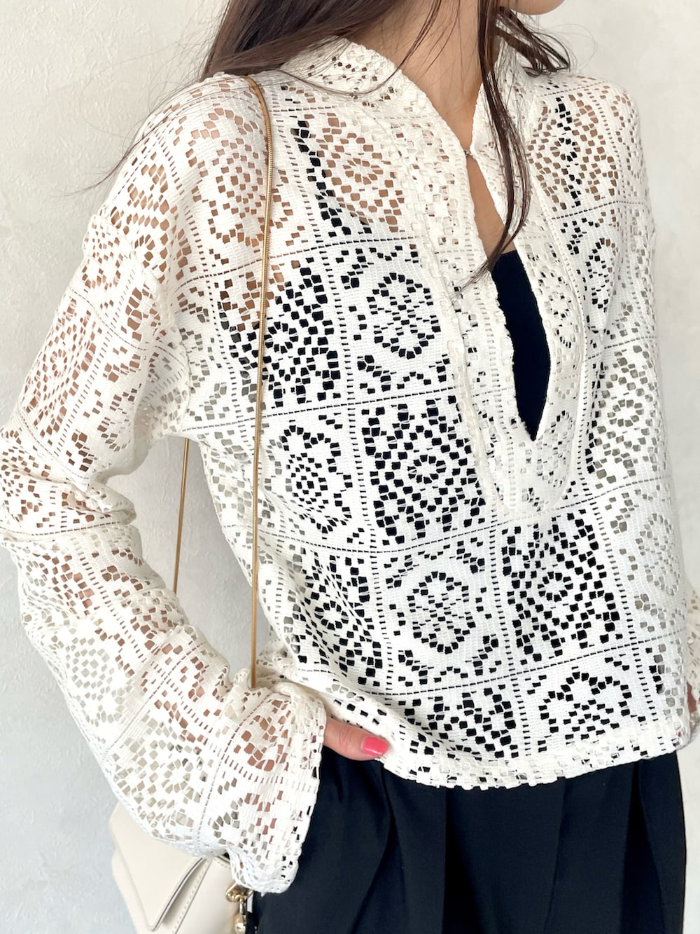 ベージュ系のシャツ/ブラウスを着用したレディースの春コーディネートの2枚目の写真