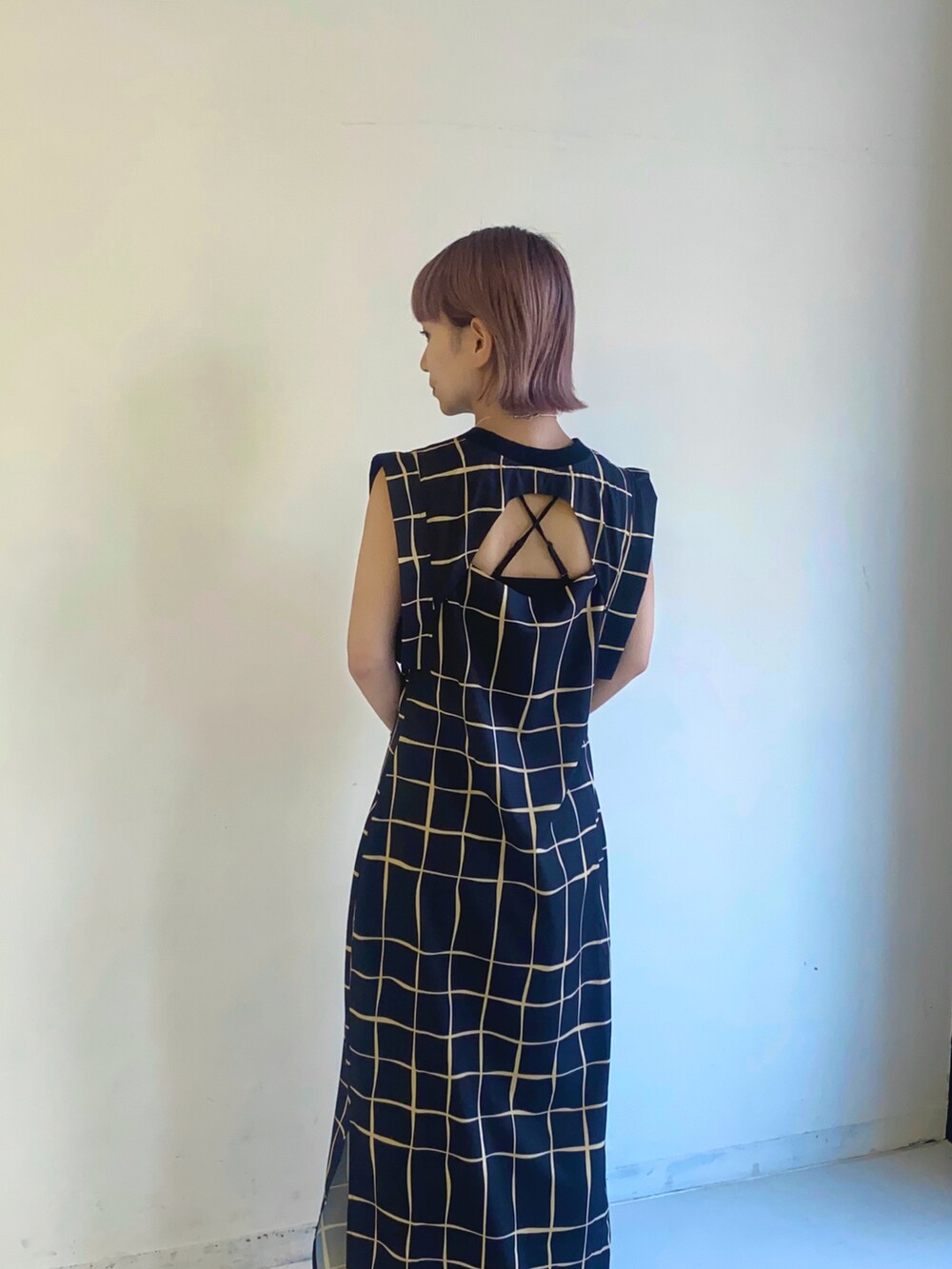 ブラック系のワンピースを着用したメンズの夏コーディネートの2枚目の写真