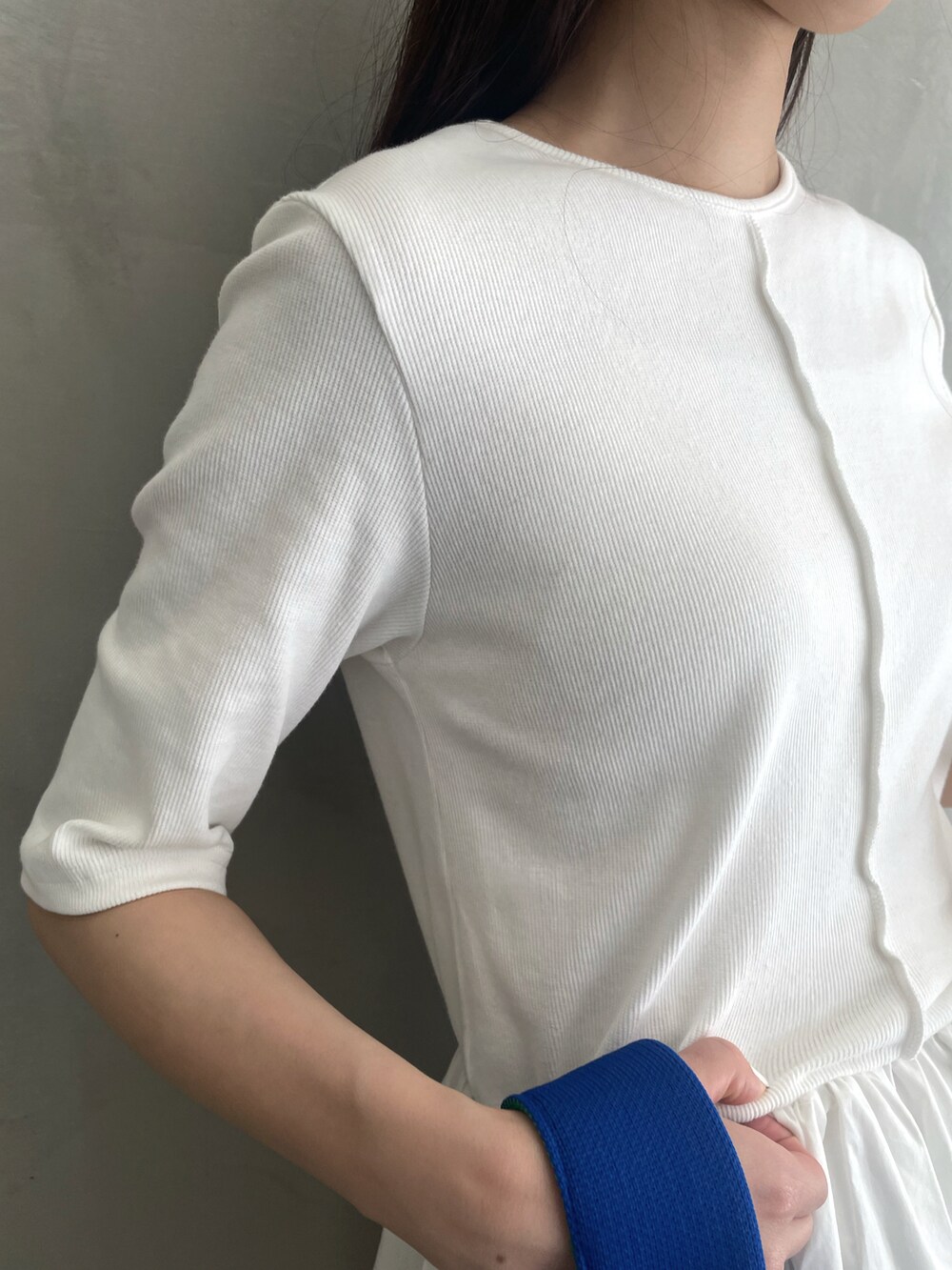 ホワイト系のワンピース、ブルー系のハンドバッグを着用したレディースの春コーディネートの3枚目の写真