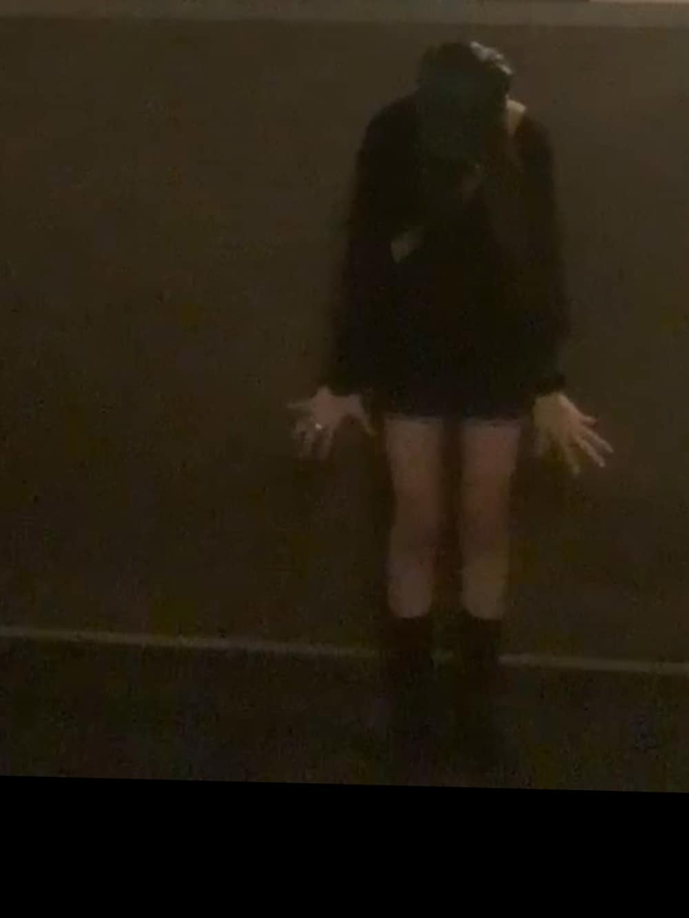 ブラック系のトップス、ブラック系のデニムパンツ、ベージュ系のショルダーバッグを着用したレディースの夏コーディネートの2枚目の写真