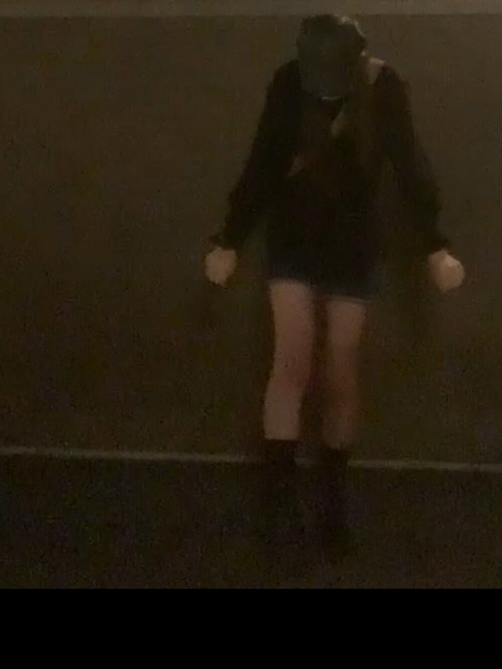 ブラック系のトップス、ブラック系のデニムパンツ、ベージュ系のショルダーバッグを着用したレディースの夏コーディネートの3枚目の写真