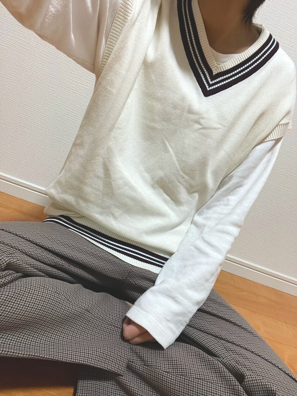 ホワイト系のベスト、ホワイト系のTシャツ/カットソー、ブラウン系のその他パンツを着用したメンズの春コーディネートの2枚目の写真