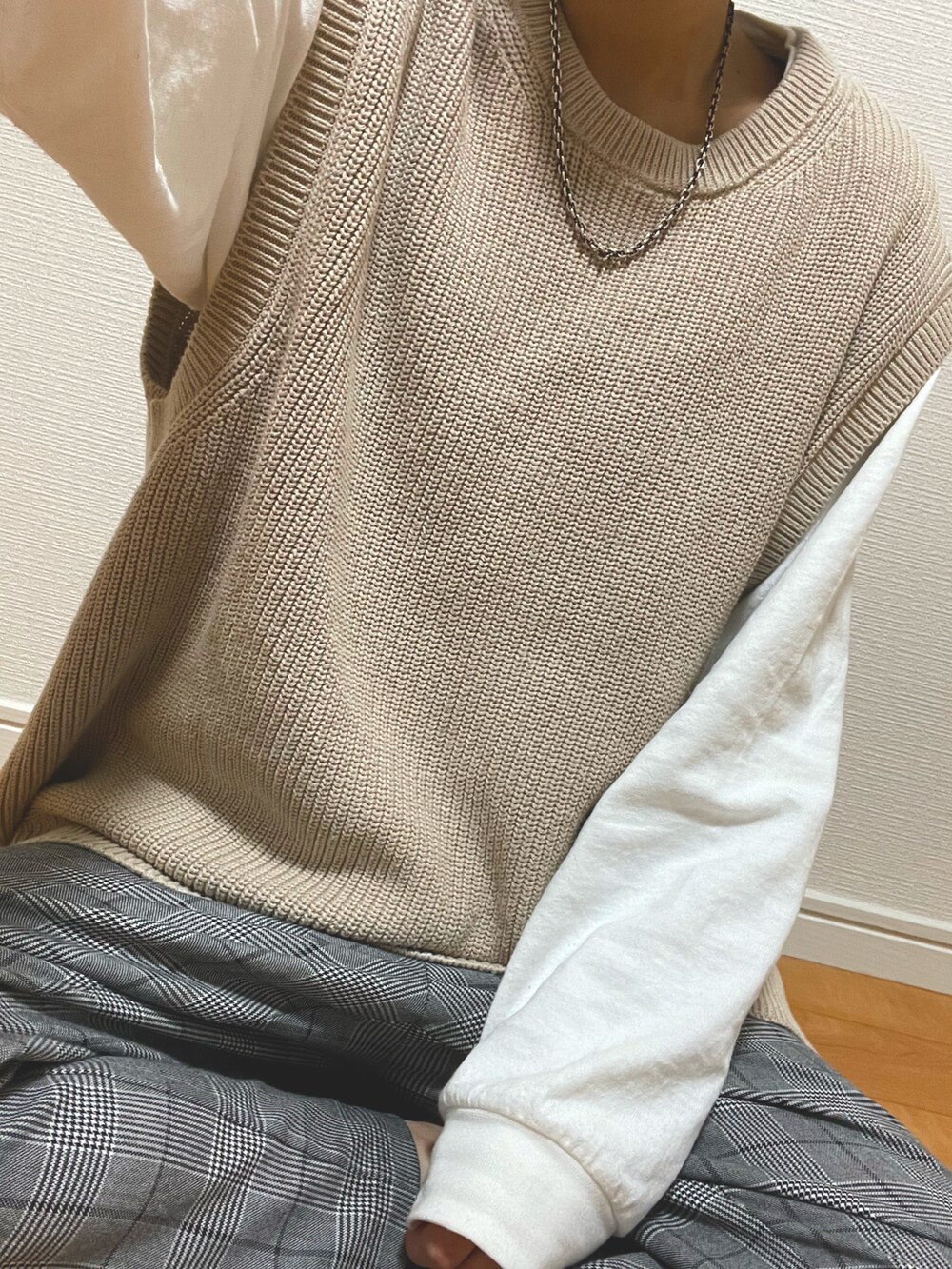 「おしゃれさんと繋がりたい、オーバーサイズ、シンプル、カジュアル、ブラック、ベージュ、グレー、チェック、レザージャケット、ベスト、テーパードパンツ、シルバーアクセサリー、GU、プチプラ、スニーカー」｜「GUのアイテム（その他パンツ、グレー系）」を使った、Reiさん（メンズ・163cm）の冬コーディネートの2枚目の写真