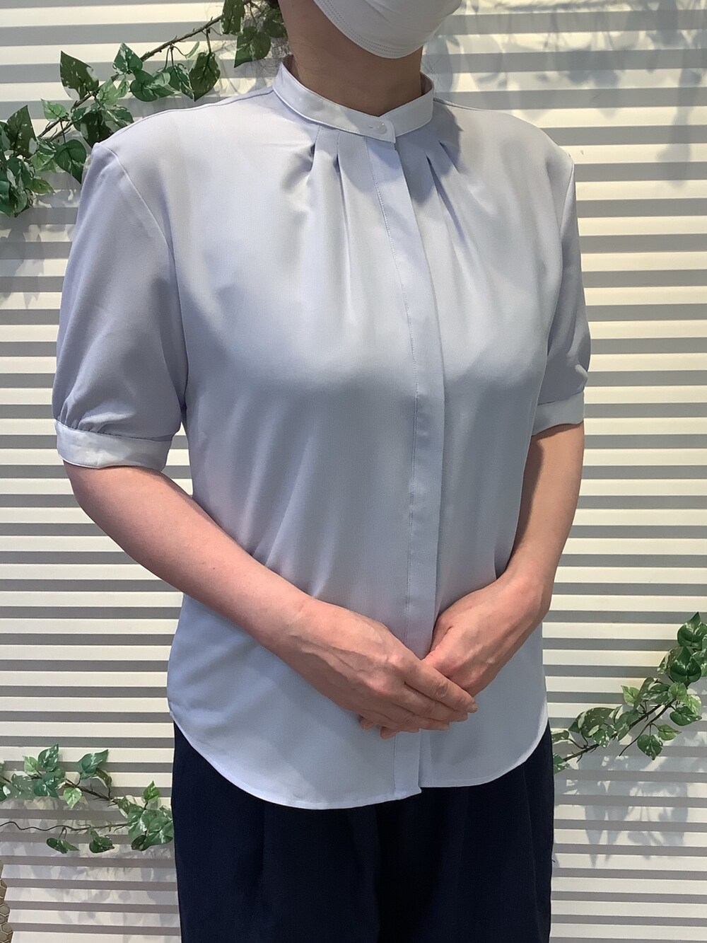 ブルー系のシャツ/ブラウスを着用したレディースの春コーディネートの2枚目の写真