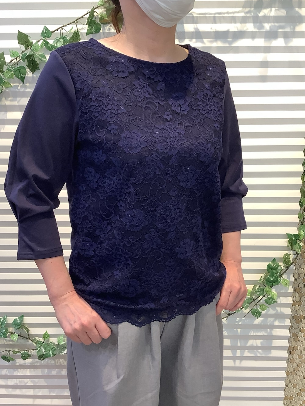 ブルー系のシャツ/ブラウスを着用したレディースの春コーディネートの2枚目の写真