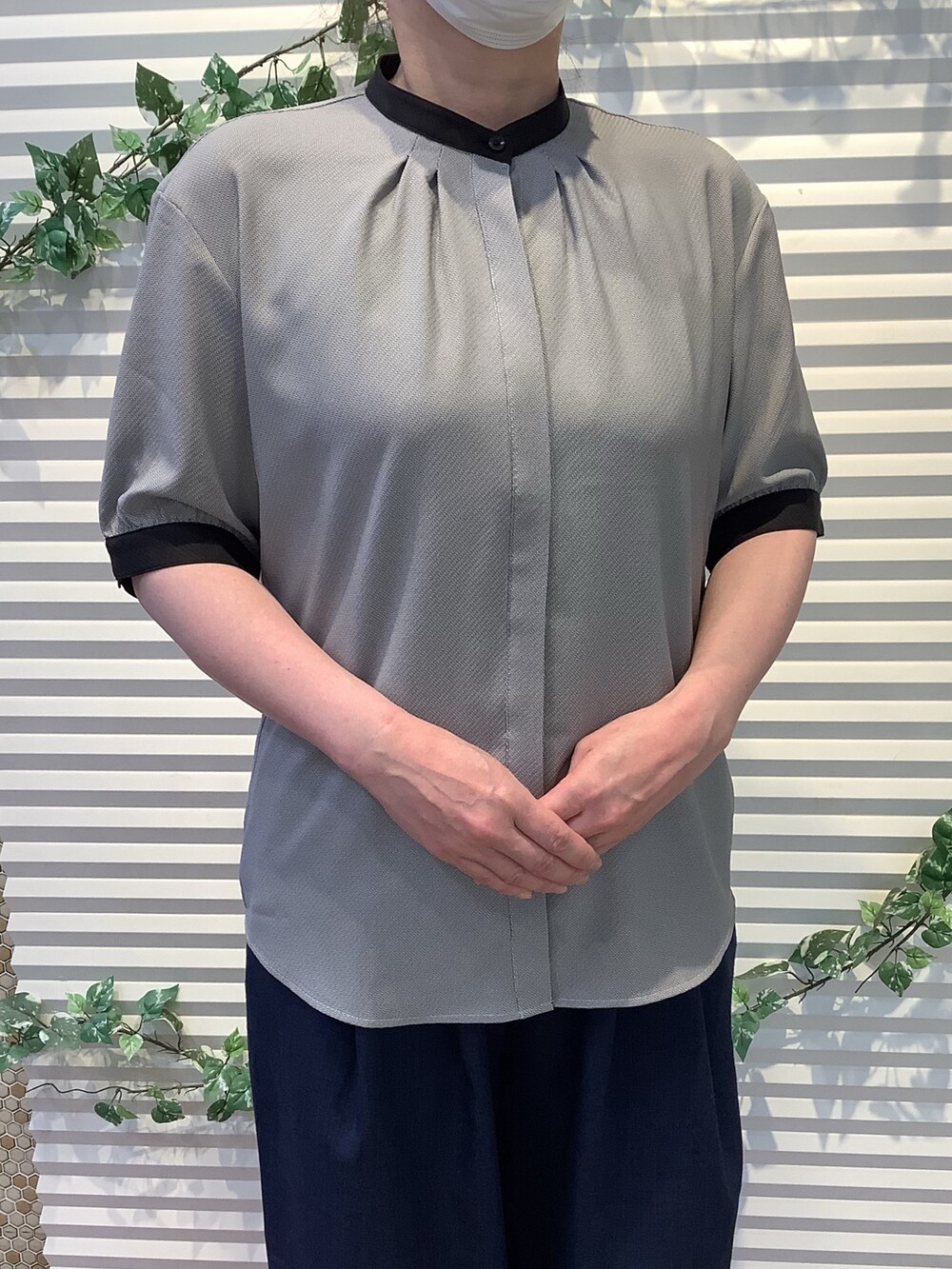 ブラック系のシャツ/ブラウスを着用したレディースの夏コーディネートの2枚目の写真