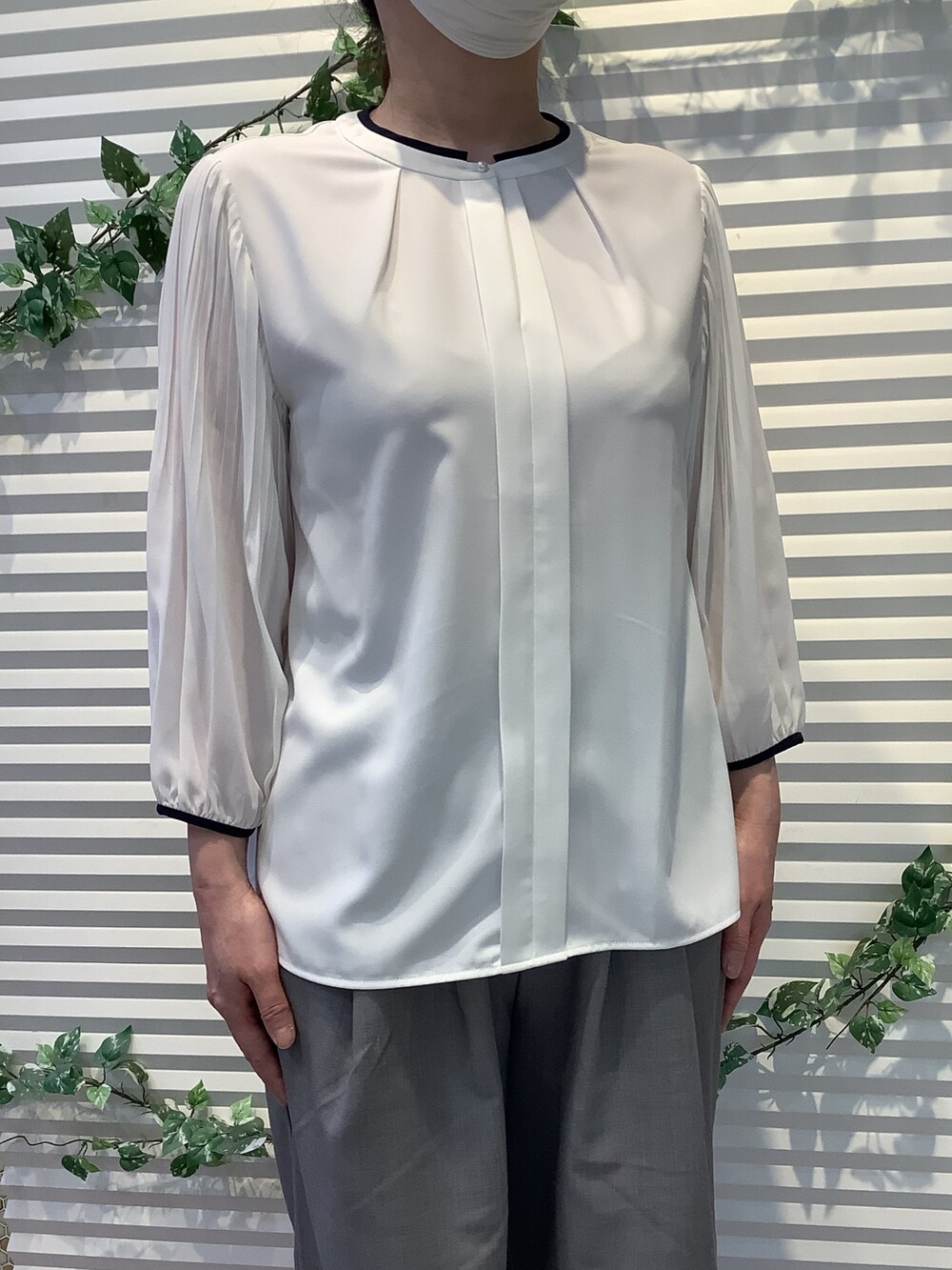 ホワイト系のシャツ/ブラウスを着用したレディースの春コーディネートの2枚目の写真