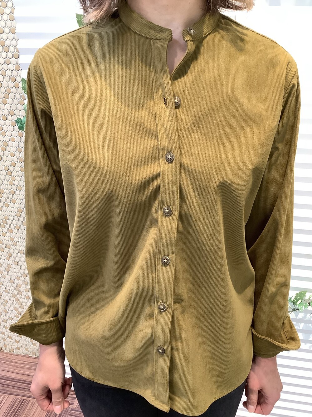 グリーン系のシャツ/ブラウスを着用したレディースの冬コーディネートの2枚目の写真