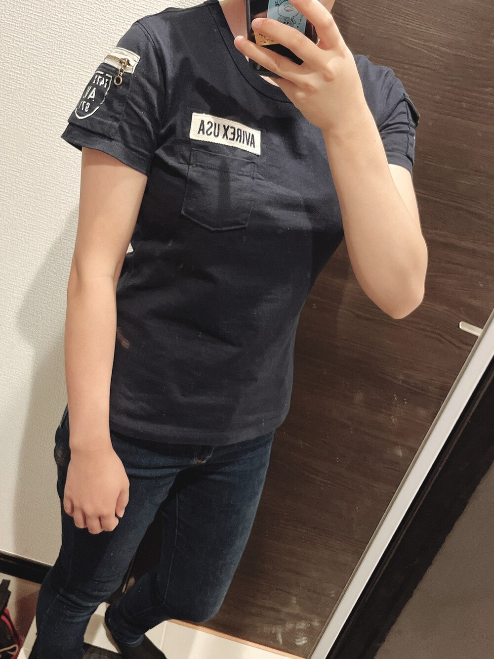 ブルー系のTシャツ/カットソーを着用したレディースの秋コーディネートの2枚目の写真