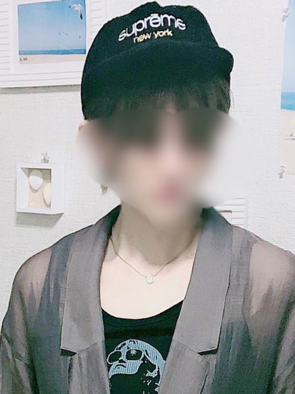 ブラック系のタンクトップ、ブラウン系のトップス、ホワイト系のスニーカーを着用したレディースの夏コーディネートの3枚目の写真