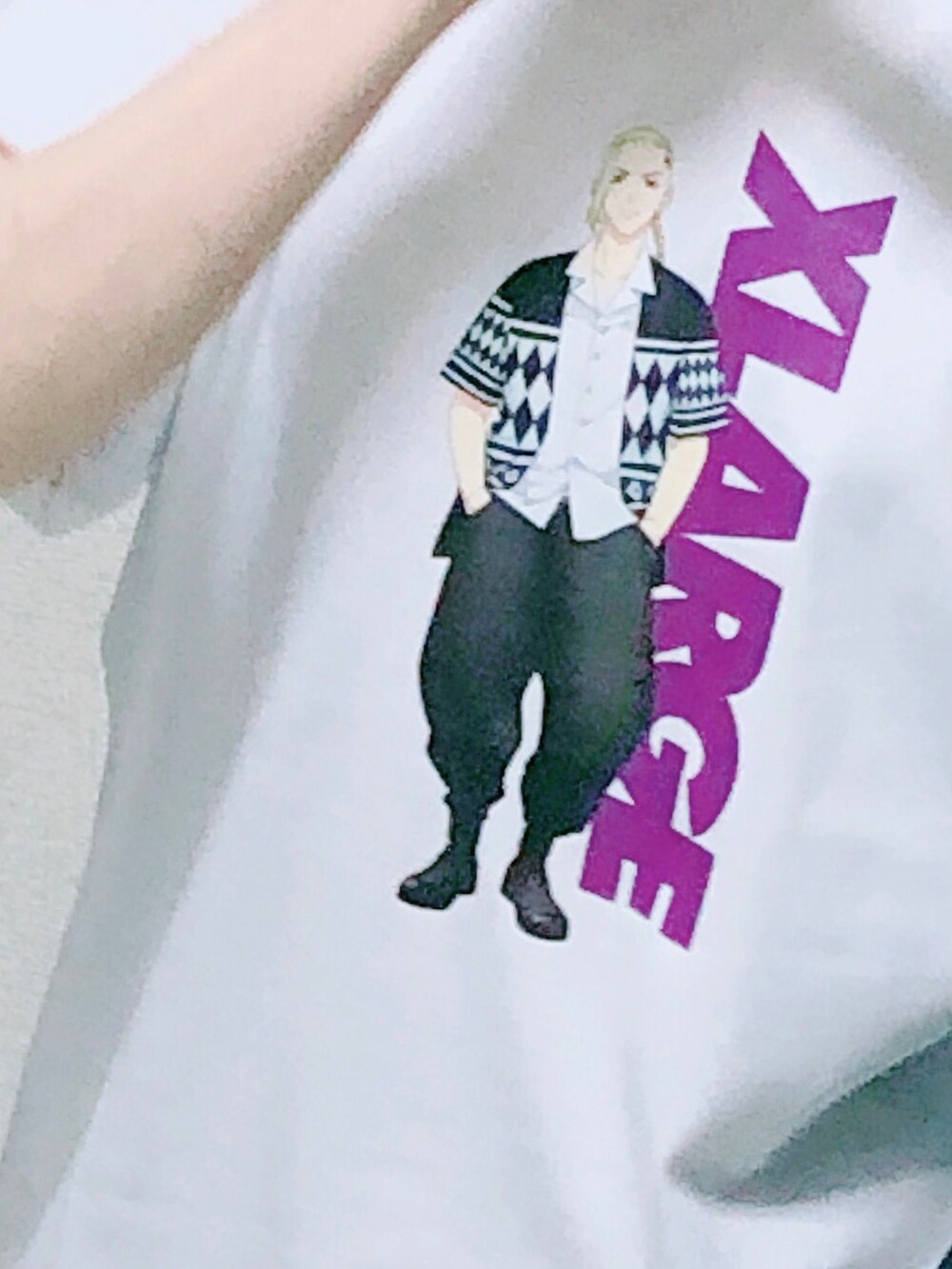 ホワイト系のTシャツ/カットソー、グリーン系のパンツ、ブラック系のスニーカーを着用したレディースの春コーディネートの3枚目の写真