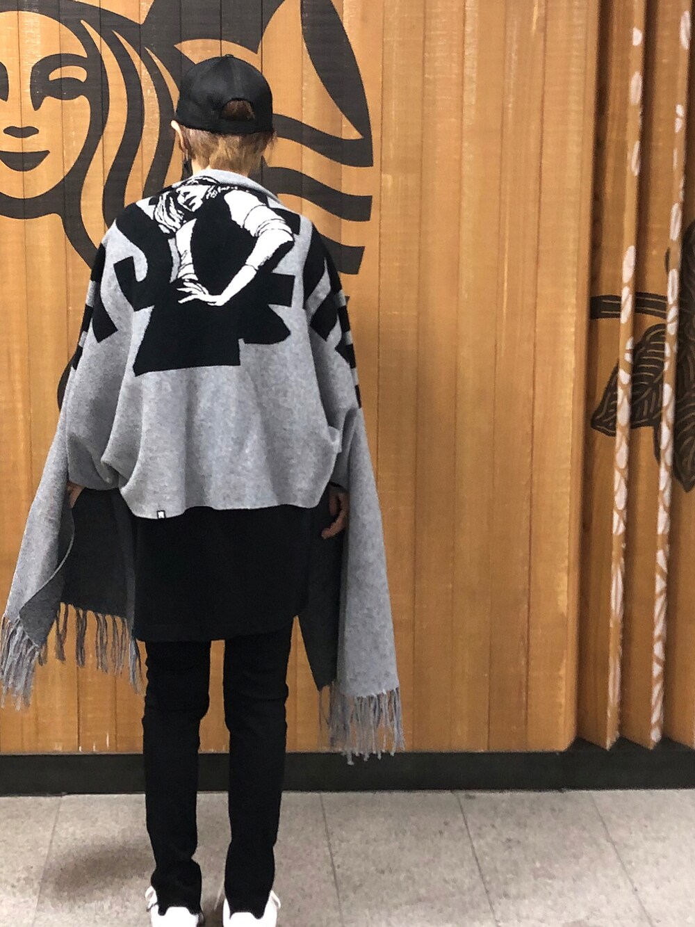 ブラック系のデニムパンツ、ホワイト系のスニーカー、ブラック系のスウェットを着用したレディースの春コーディネートの5枚目の写真