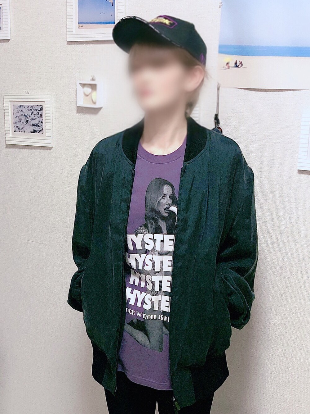 パープル系のTシャツ/カットソー、ブラック系のジャケット/アウター、ブラック系のデニムパンツを着用したレディースの春コーディネートの2枚目の写真