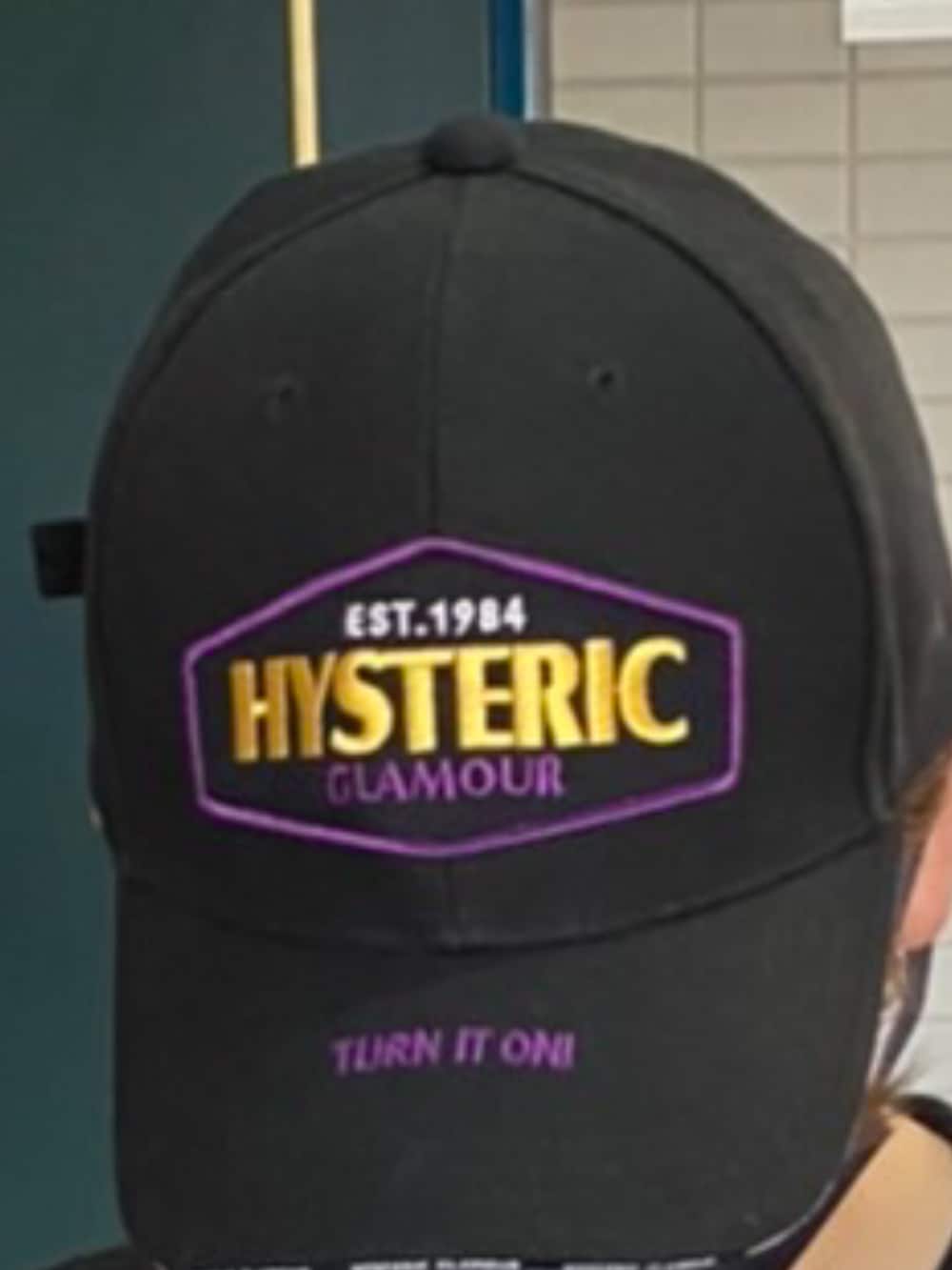 ブラック系のニット/セーター、ブラック系のデニムジャケット、ブラック系のデニムパンツを着用したレディースの春コーディネートの4枚目の写真