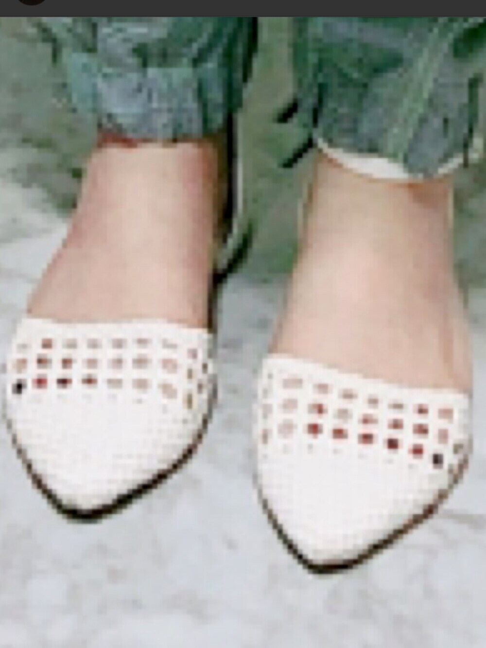 ベージュ系のトレンチコート、ホワイト系のTシャツ/カットソー、ホワイト系のパンツを着用したレディースの春コーディネートの4枚目の写真