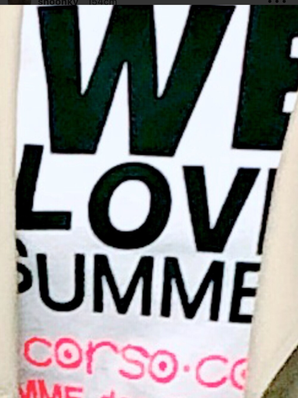 ベージュ系のトレンチコート、ホワイト系のTシャツ/カットソー、ホワイト系のパンツを着用したレディースの春コーディネートの3枚目の写真