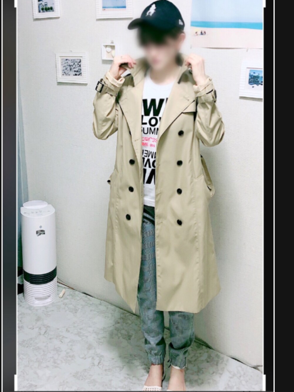 ベージュ系のトレンチコート、ホワイト系のTシャツ/カットソー、ホワイト系のパンツを着用したレディースの春コーディネートの2枚目の写真