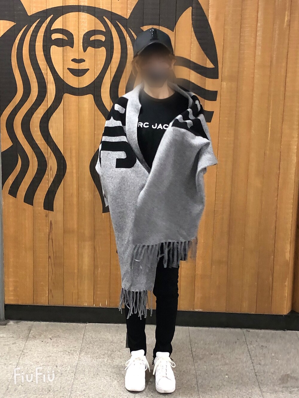 ブラック系のデニムパンツ、ホワイト系のスニーカー、ブラック系のスウェットを着用したレディースの春コーディネートの3枚目の写真