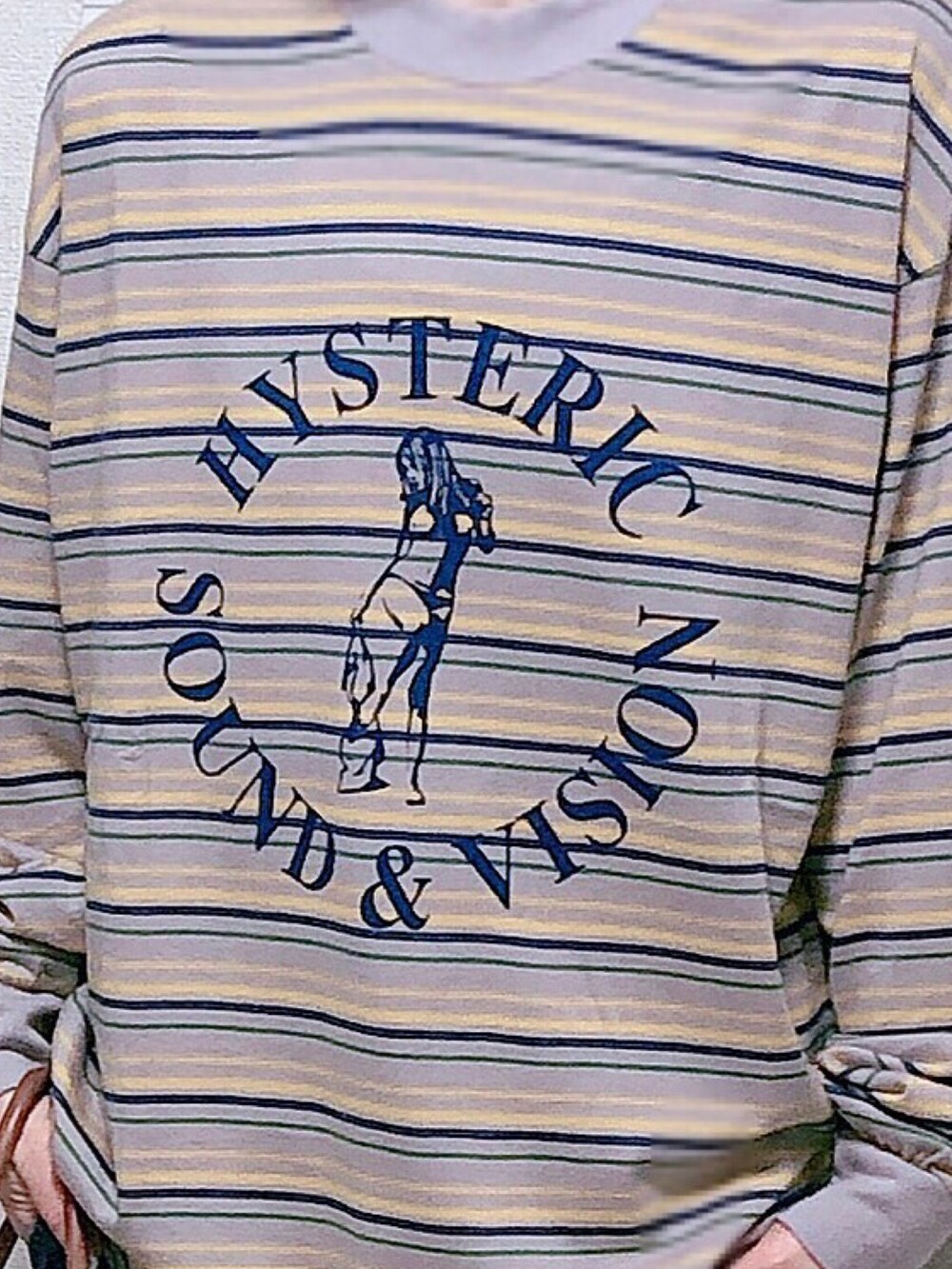 グレー系のTシャツ/カットソー、ブルー系のデニムパンツ、ブルー系のスニーカーを着用したレディースの春コーディネートの3枚目の写真