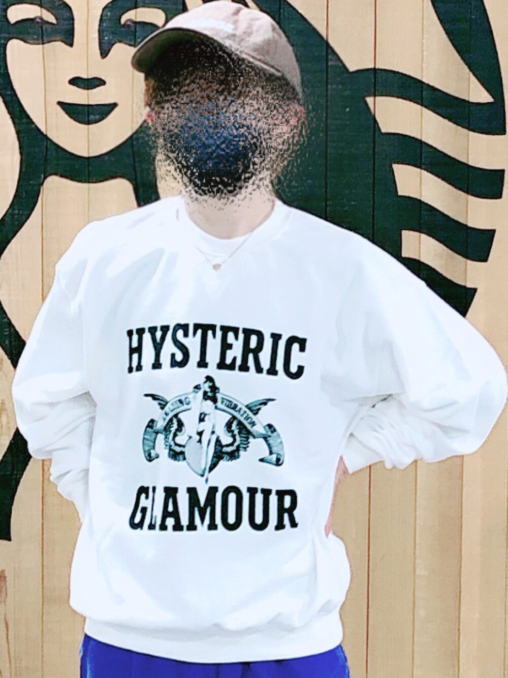 ホワイト系のスウェット、ブルー系のパンツ、ブラウン系のスニーカーを着用したレディースの春コーディネートの2枚目の写真