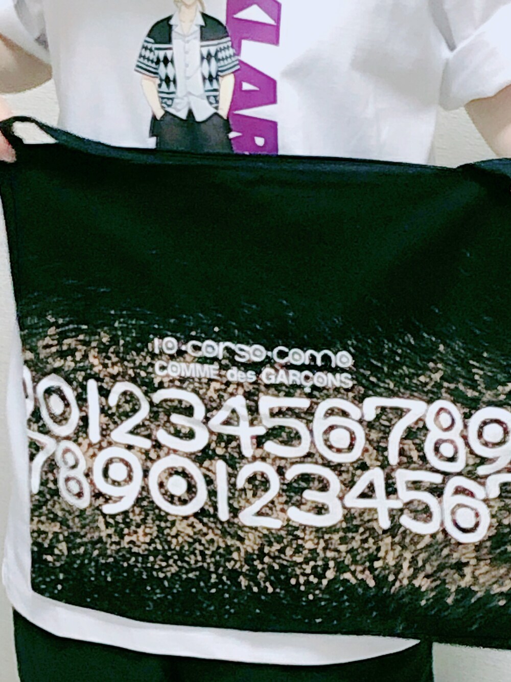 ホワイト系のTシャツ/カットソー、グリーン系のパンツ、ブラック系のスニーカーを着用したレディースの春コーディネートの4枚目の写真